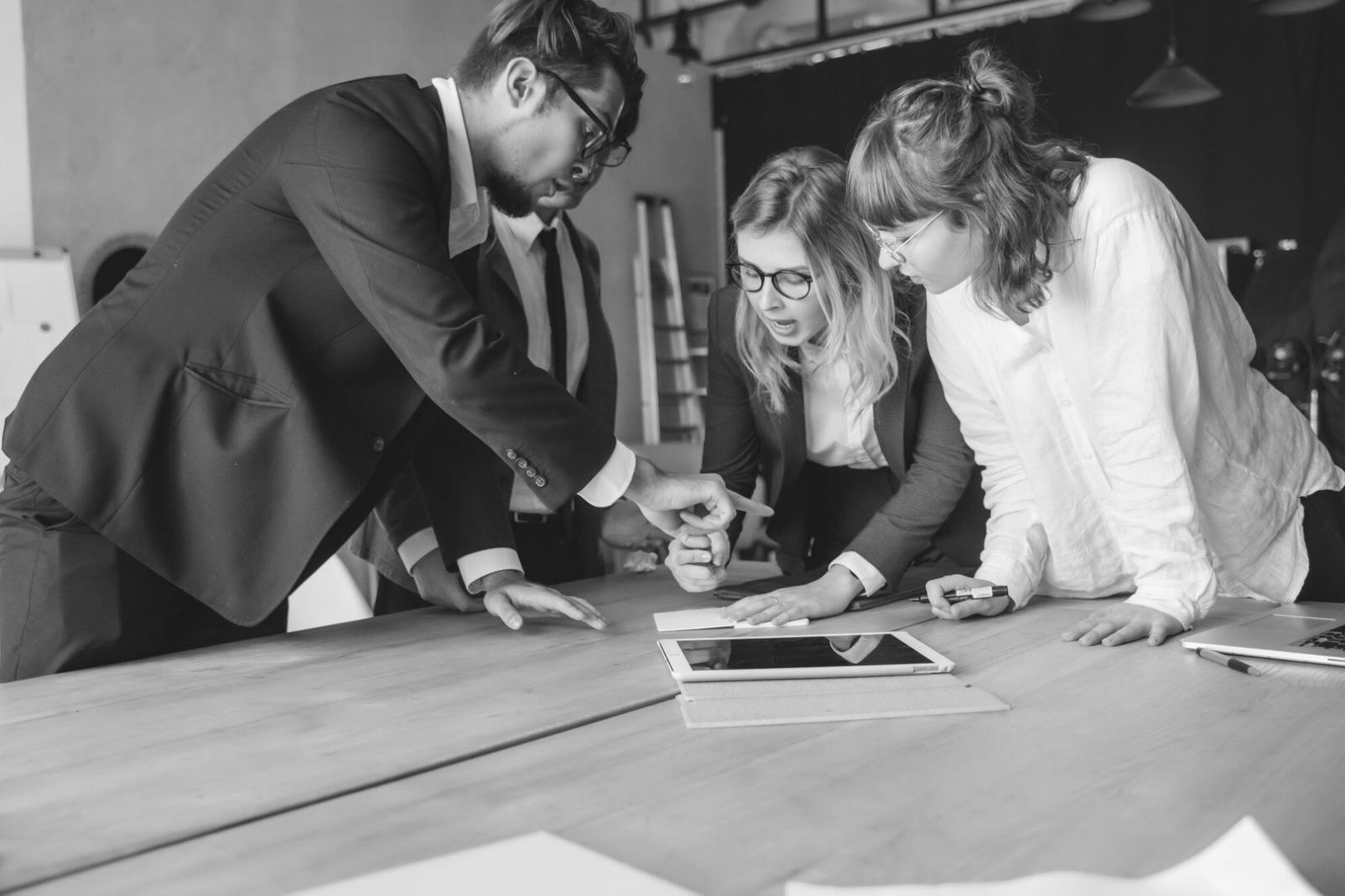 Professionnels analysant des données financières lors d'une formation