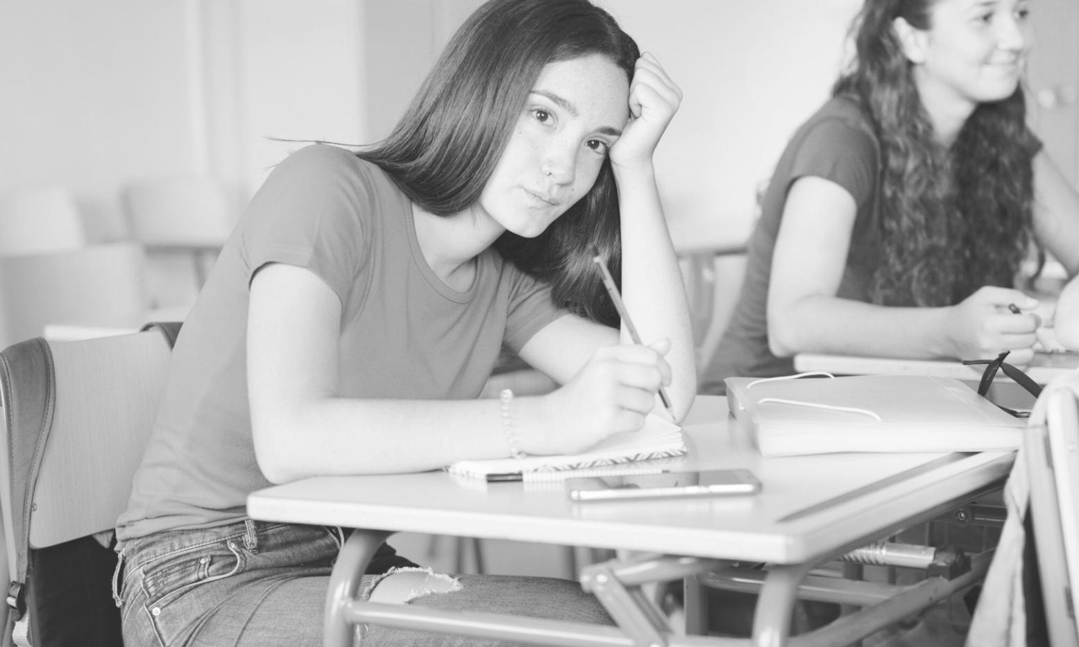 Session de formation en analyse financière avec documents et calculatrice
