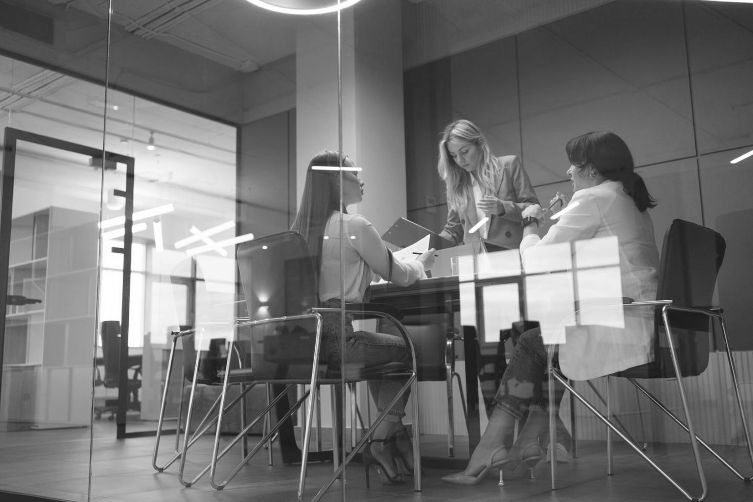 Équipe celarivont travaillant sur l'analyse financière collaborative